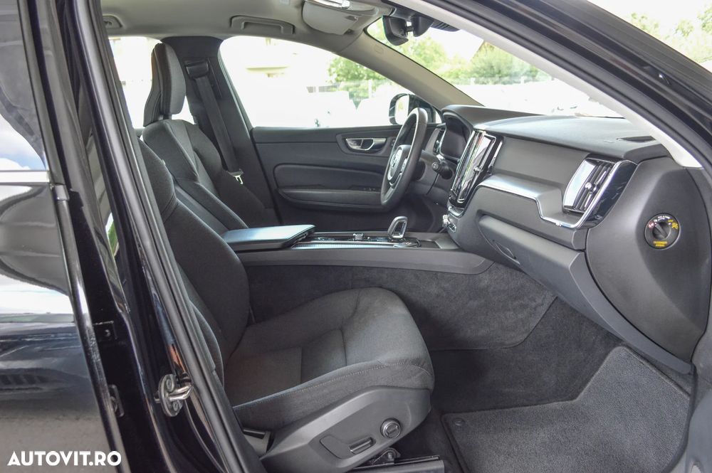 Volvo XC 60 B4 MHEV AT AWD Plus Dark - 16