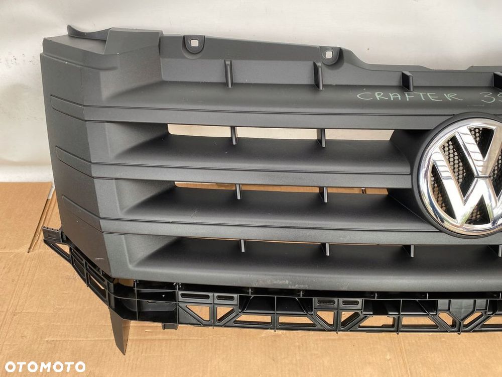 VW CRAFTER LIFT 2011- ATRAPA GRILL EMBLEMAT CHROM ORYGINALNA 2E0853653 - 2