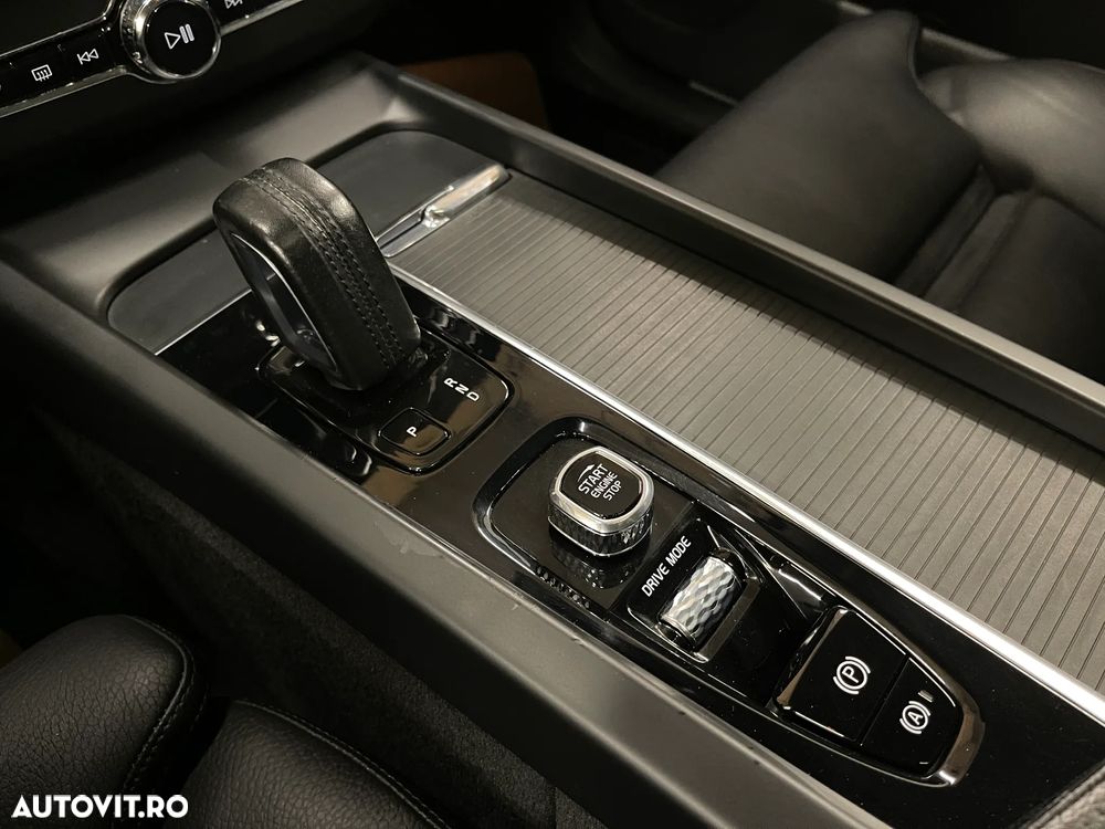 Volvo XC 60 Recharge T6 Twin Engine eAWD R-Design Expression - 28