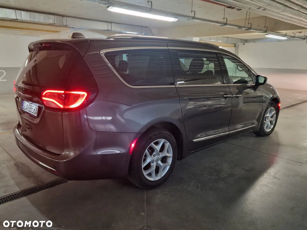 Chrysler Pacifica - 2
