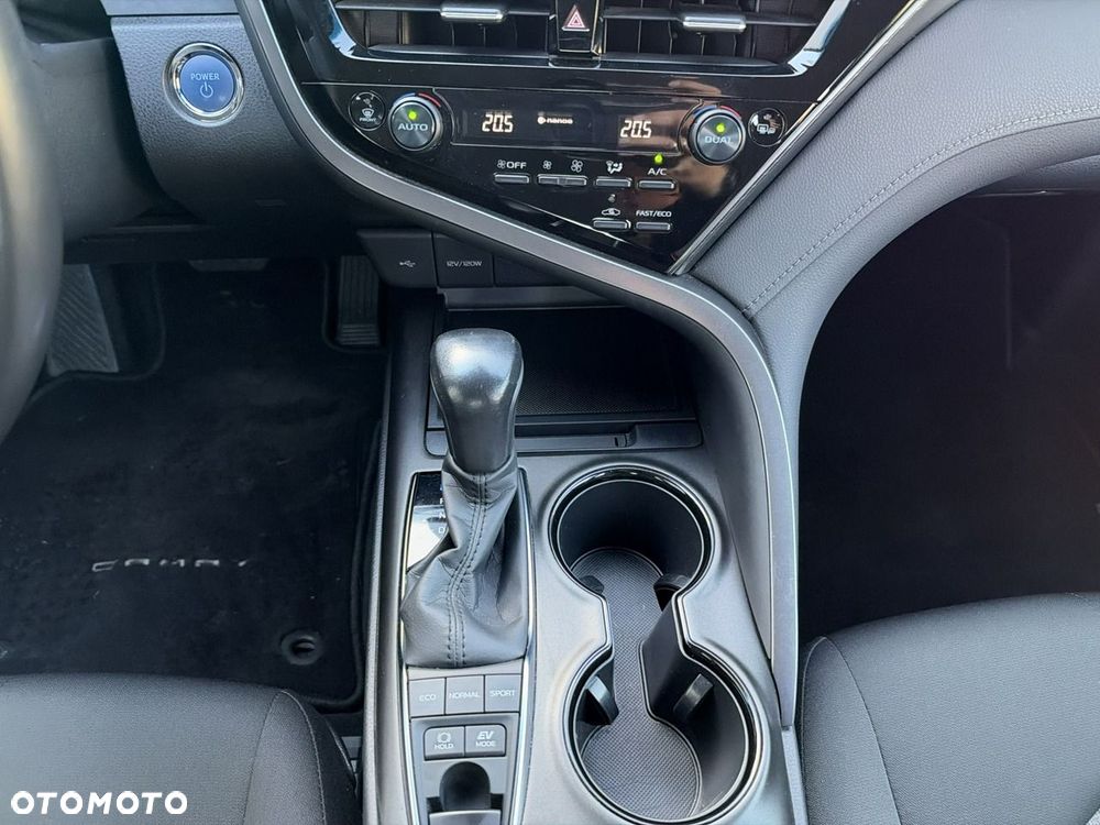 Toyota Camry 2.5 Hybrid Comfort CVT - 23