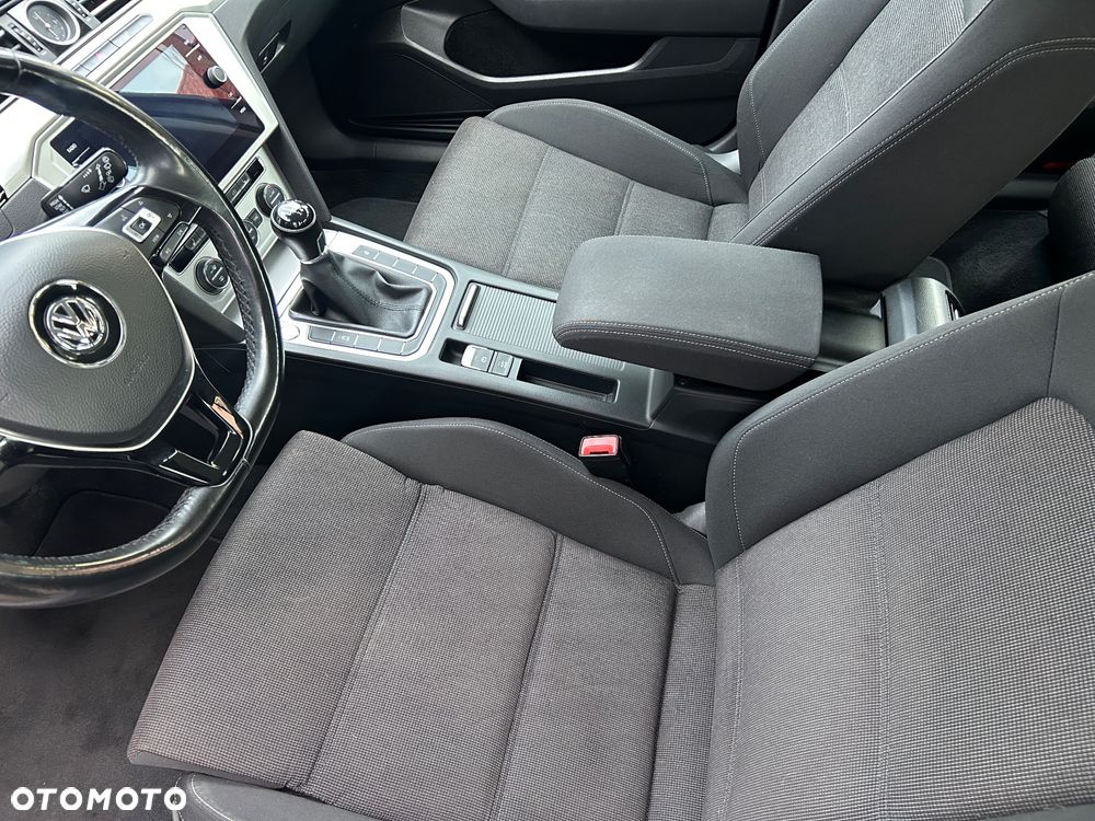 Volkswagen Passat 2.0 TDI SCR Comfortline - 17