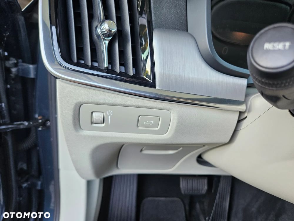 Volvo S90 D3 SCR Momentum Pro - 32