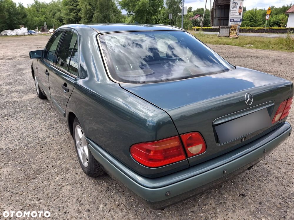 Mercedes-Benz Klasa E ver-200 - 4