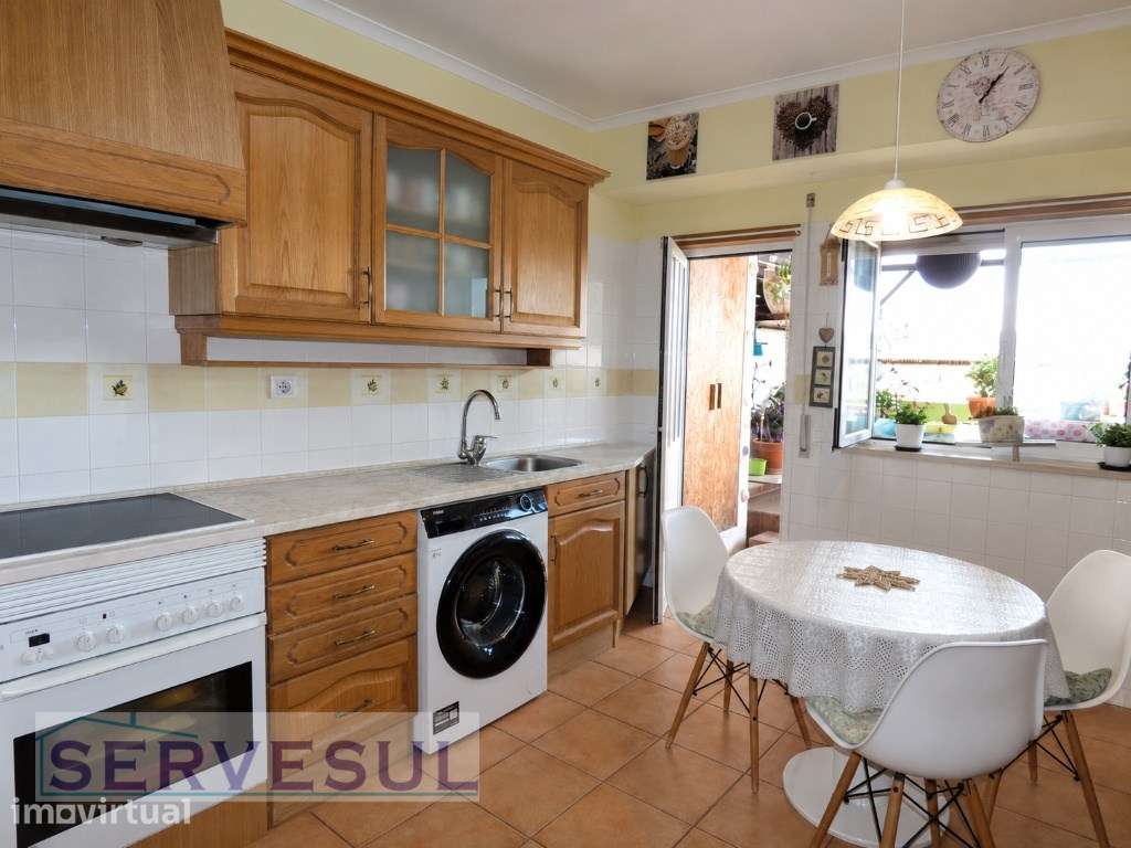 Apartamento T1+1 com garagem e espaçoso terraço, localizada a 1 km ... - Grande imagem: 2/15