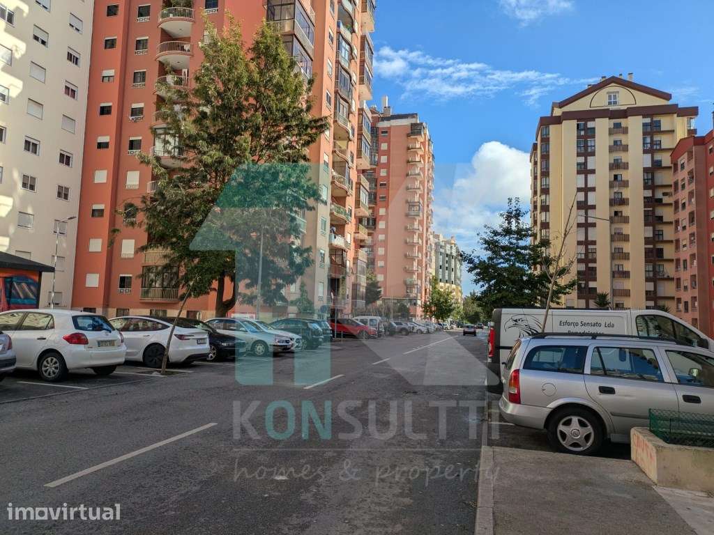 Apartamento T2 com boas áreas e vista desafogada - Tapada das Mercês - Grande imagem: 2/24