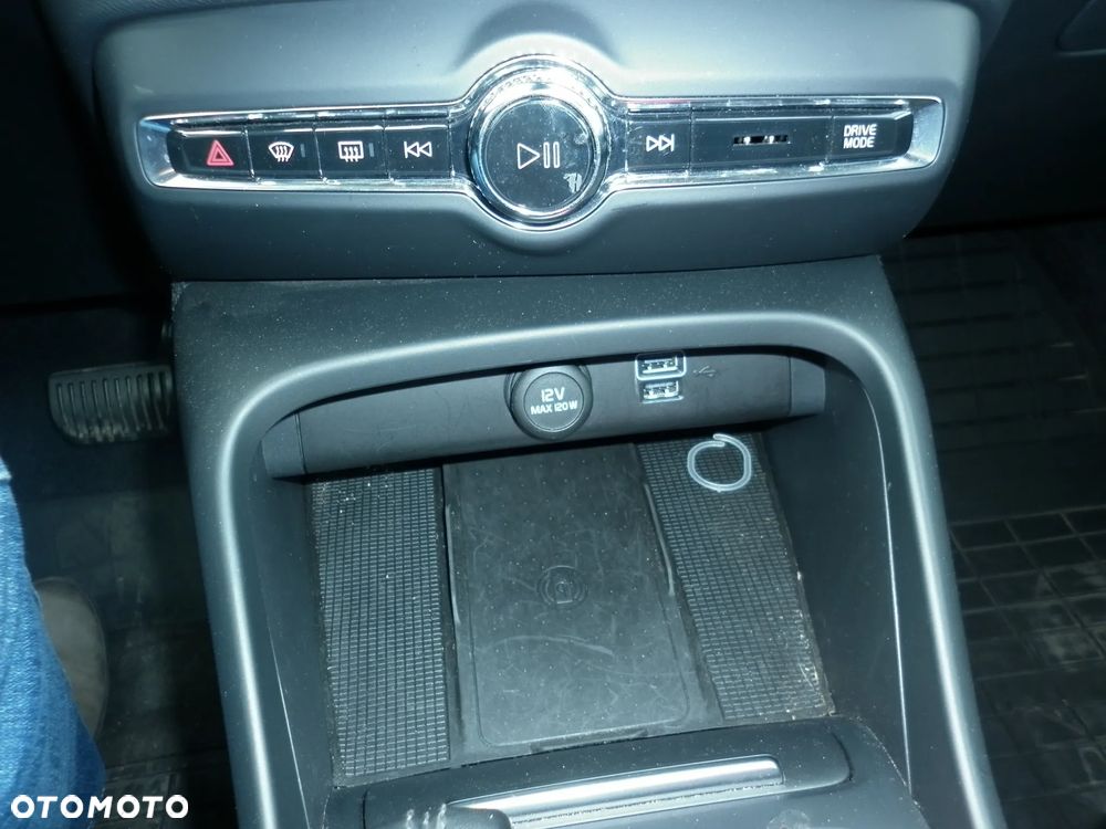 Volvo XC 40 D3 AWD Geartronic Momentum Pro - 27