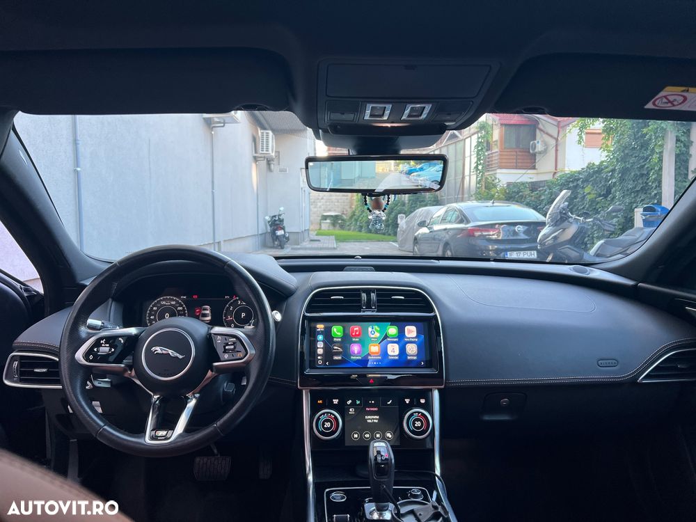 Jaguar XE P250 RWD R-Dynamic S - 2