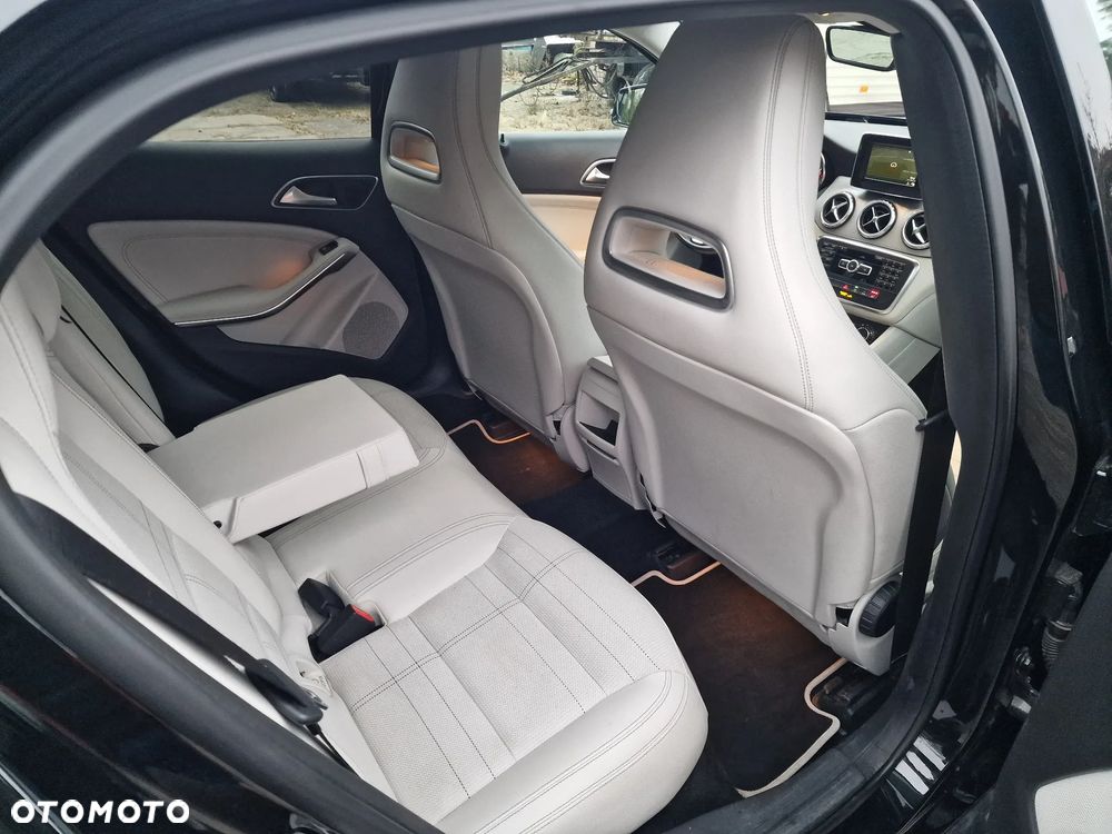 Mercedes-Benz GLA 200 UrbanStyle Edition - 15