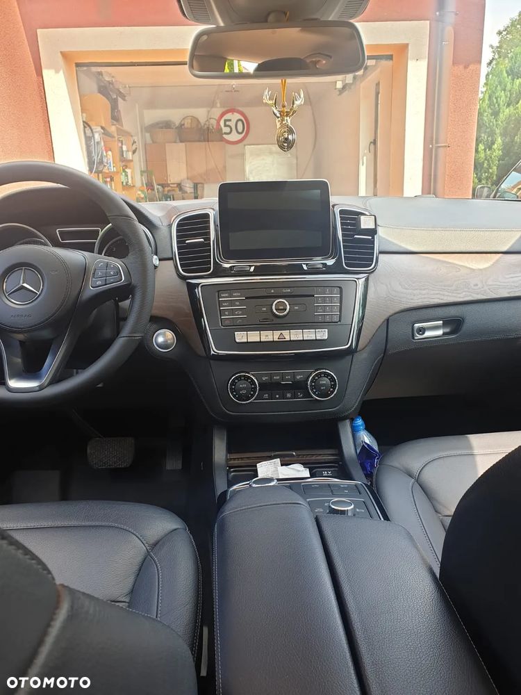 Mercedes-Benz GLS - 12