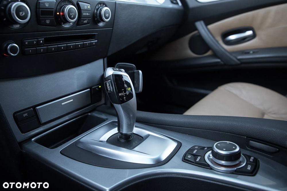 BMW Seria 5 525d xDrive Touring - 22