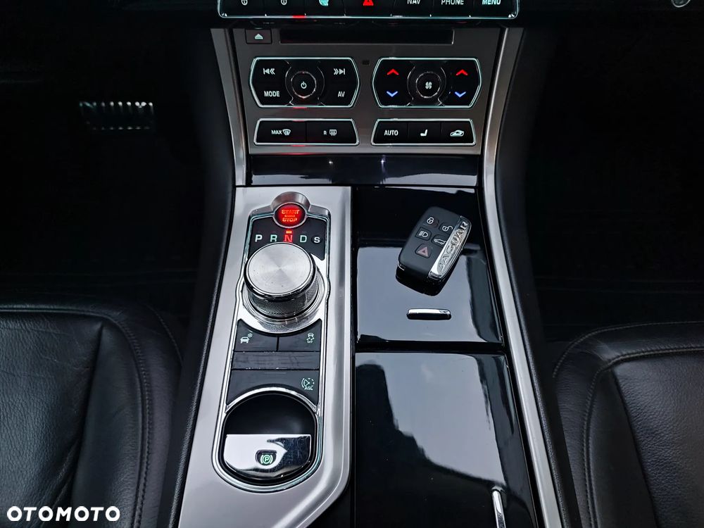 Jaguar XF 2.2 D R-Sport - 19