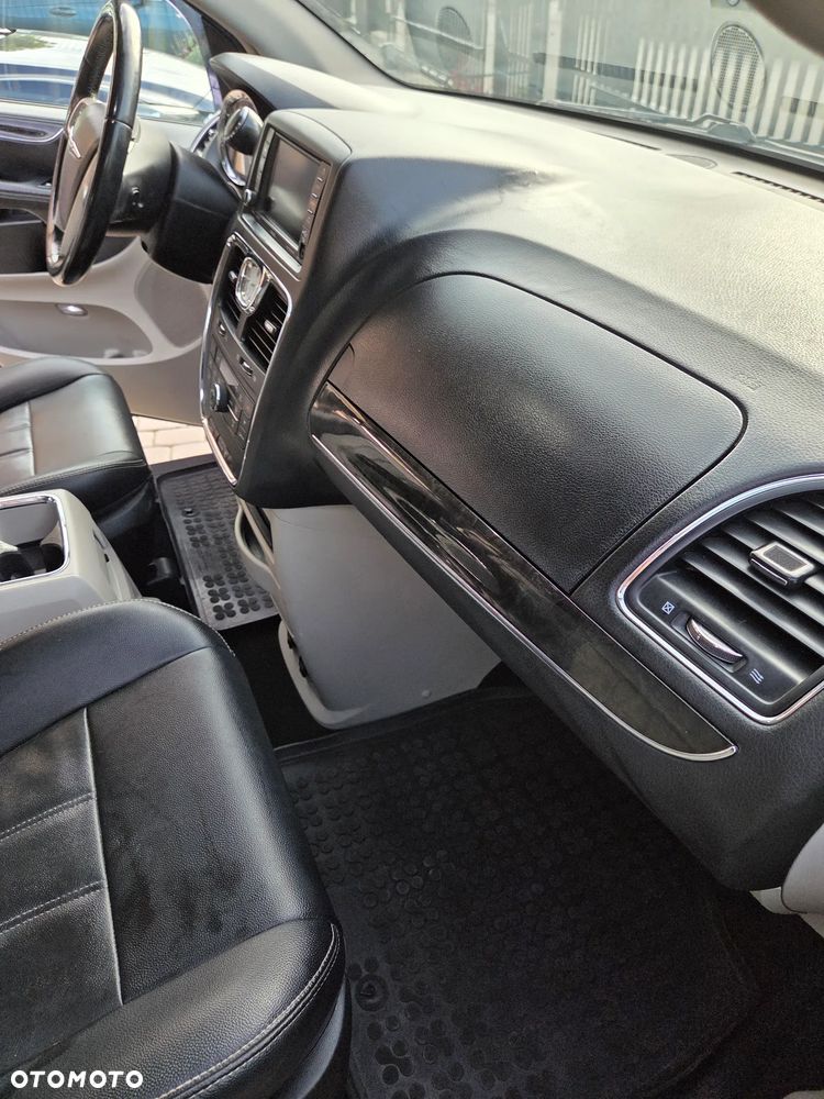 Chrysler Town & Country - 15