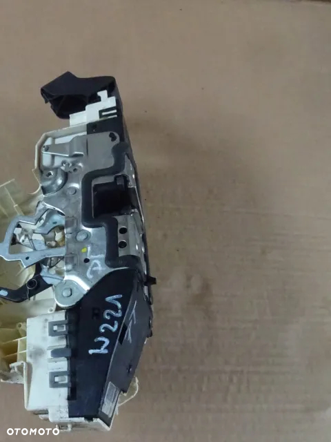 MERCEDES W221 ZAMEK DRZWI TYŁ PRAWY - 2