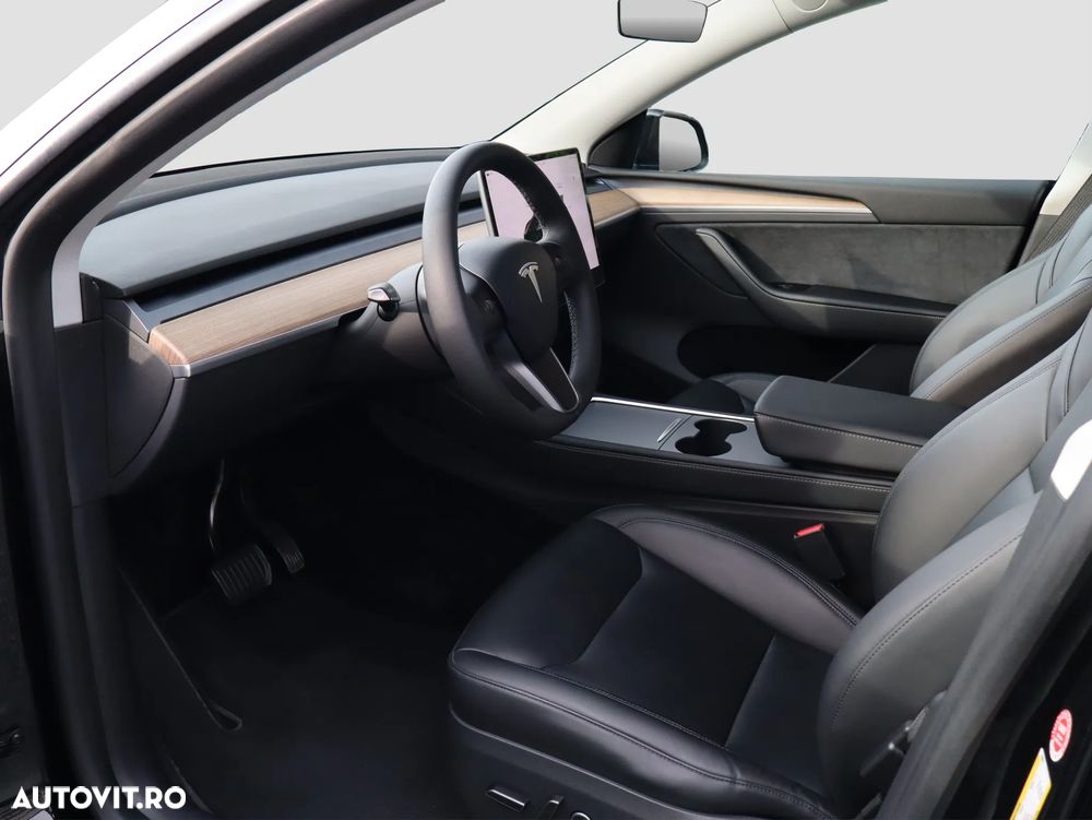 Tesla Model Y Long Range RWD Premium - 11