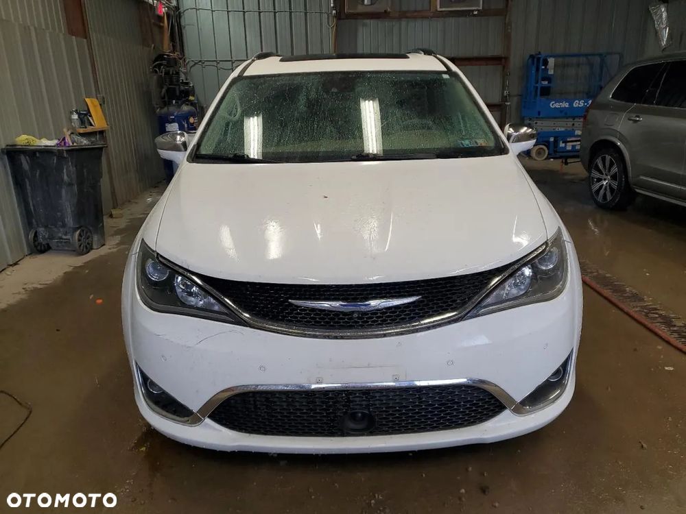 Chrysler Pacifica - 5