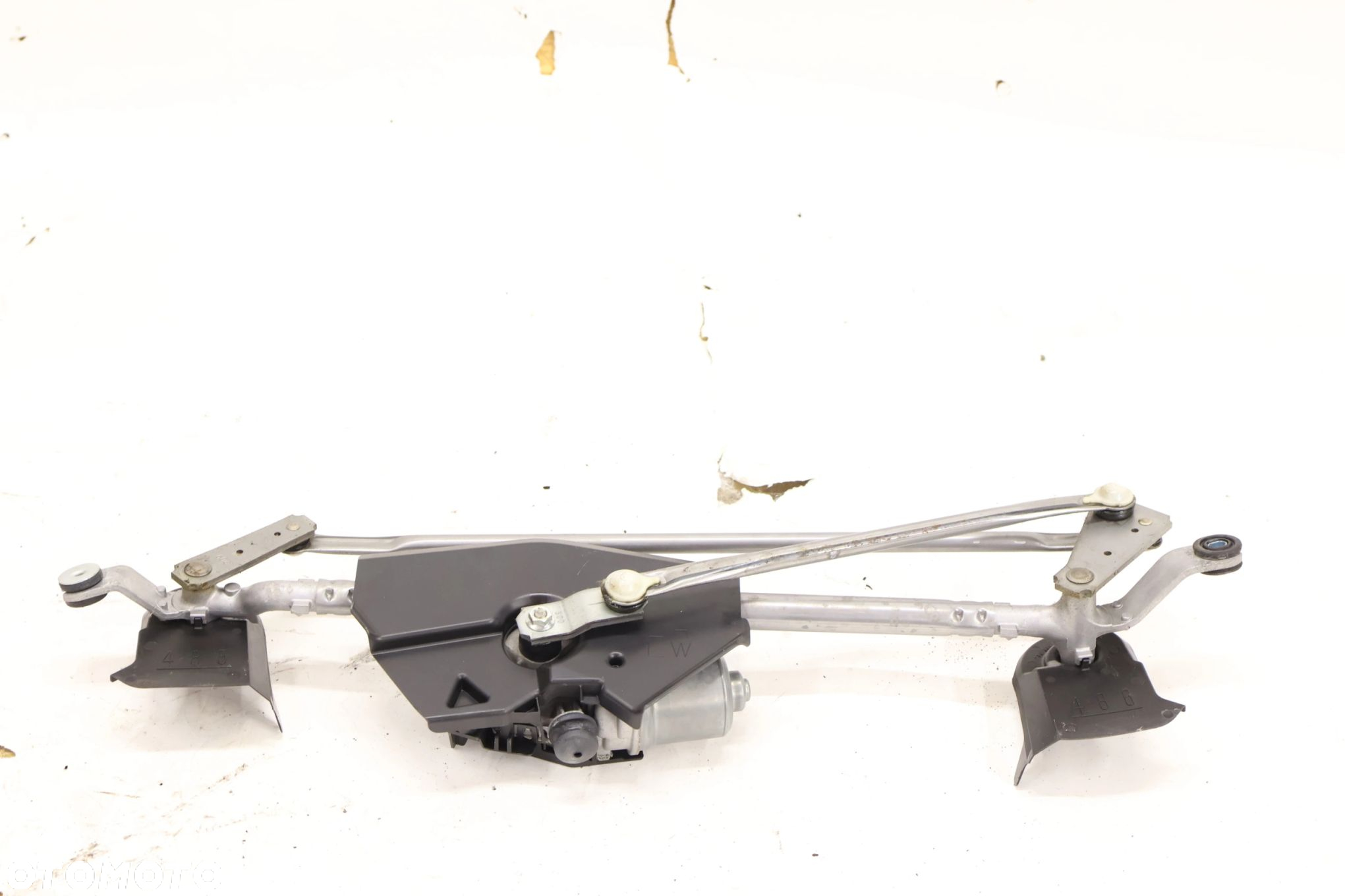 Mitsubishi Eclipse Cross mechanizm wycieraczek 8250B107 - 2