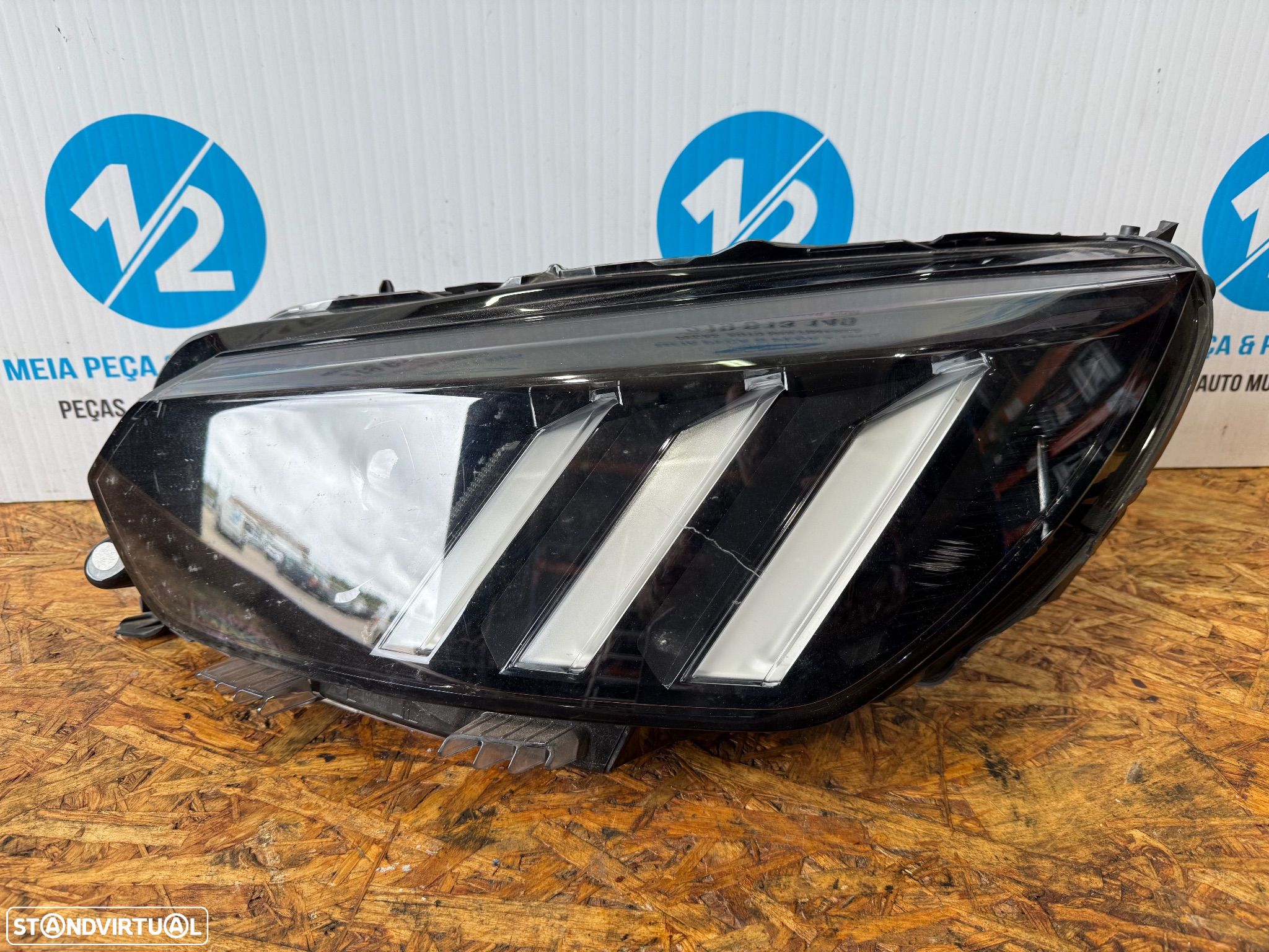 Farol esquerdo Peugeot 2008 de 2022 com patilhas partidas - 1