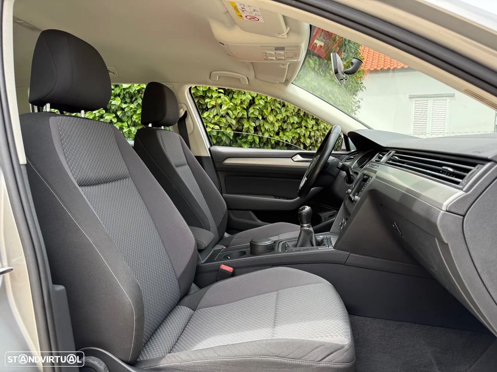 VW Passat Variant 1.6 TDI BlueMotion - 23