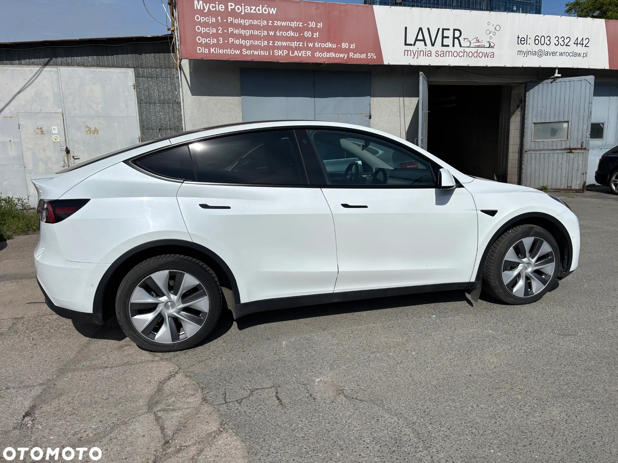 Tesla Y Long Range AWD - 16