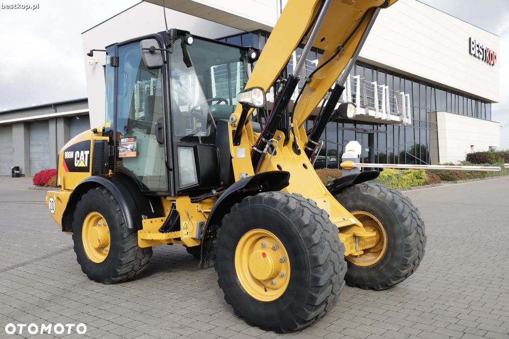 Caterpillar CAT 906M - 18