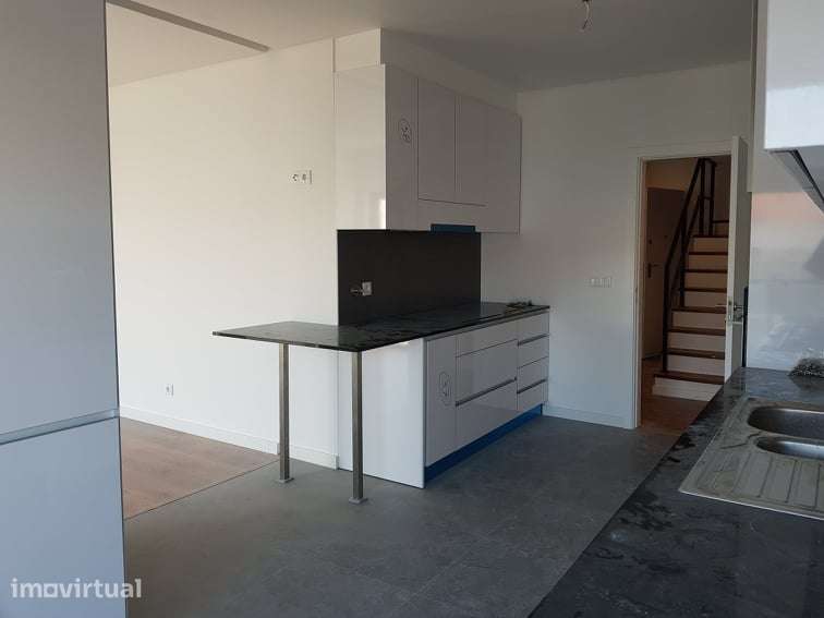 Entroncamento ARRENDA  T4 Duplex C/ Terraço - Frente á Estação - Grande imagem: 2/10