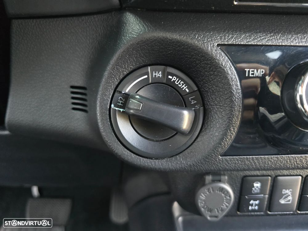 Toyota Hilux 2.8 D-4D 4WD Invincible TA - 25