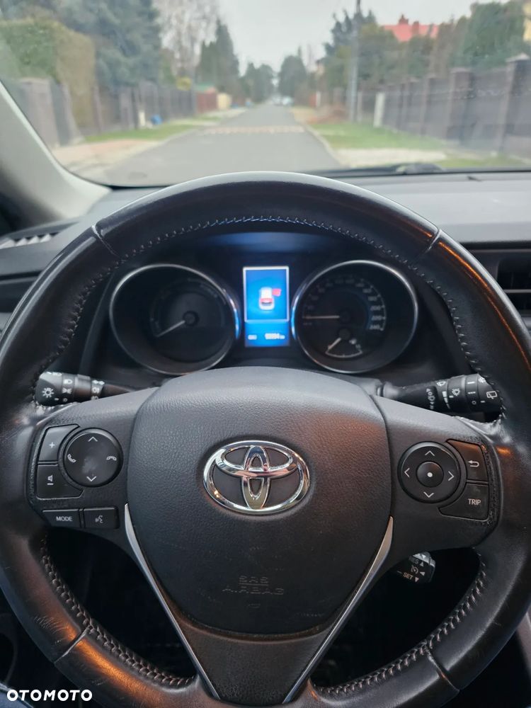 Toyota Auris 1.8 HSD Prestige - 29
