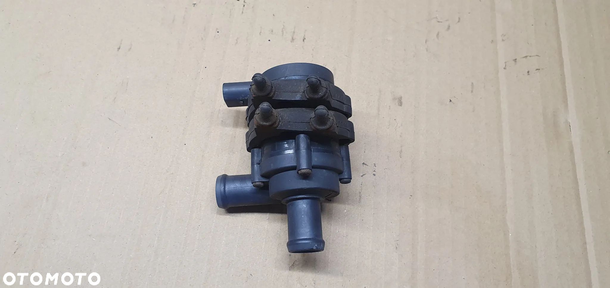 Dodatkowa pompka obiegu wody VW Touareg 7L0965561 - 1