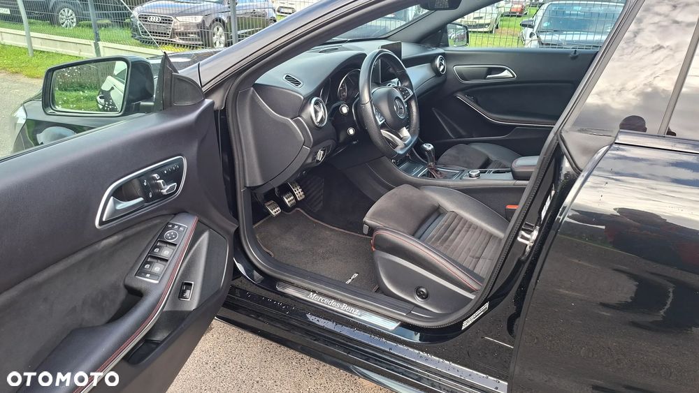 Mercedes-Benz CLA 180 AMG Line - 22