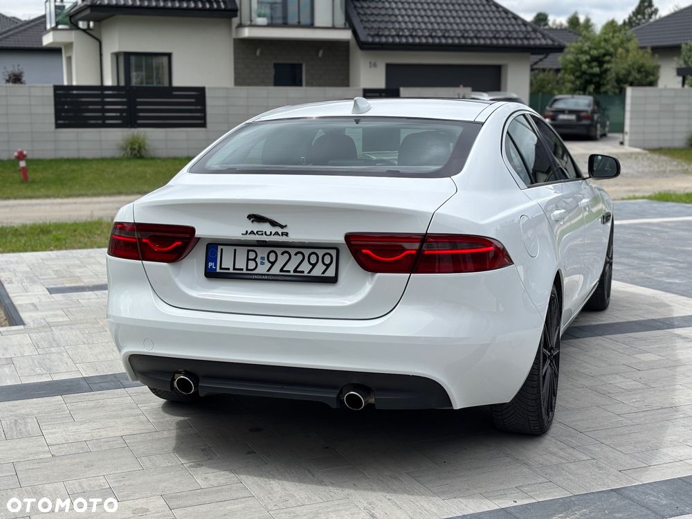 Jaguar XE 2.0 T Prestige - 9