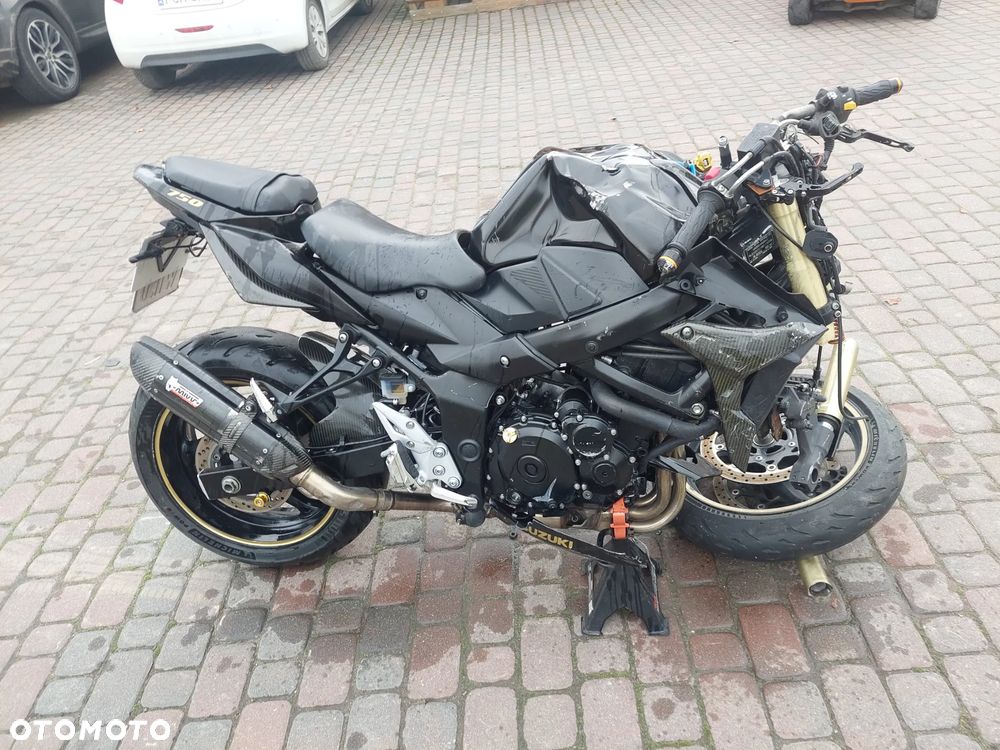 Suzuki GSR - 6