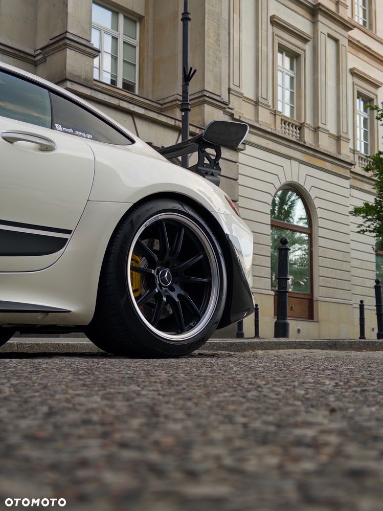 Mercedes-Benz AMG GT R - 12