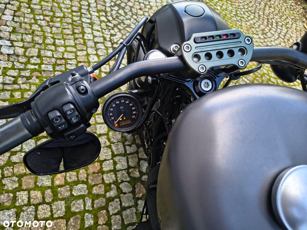 Harley-Davidson Sportster Custom 883C - 16