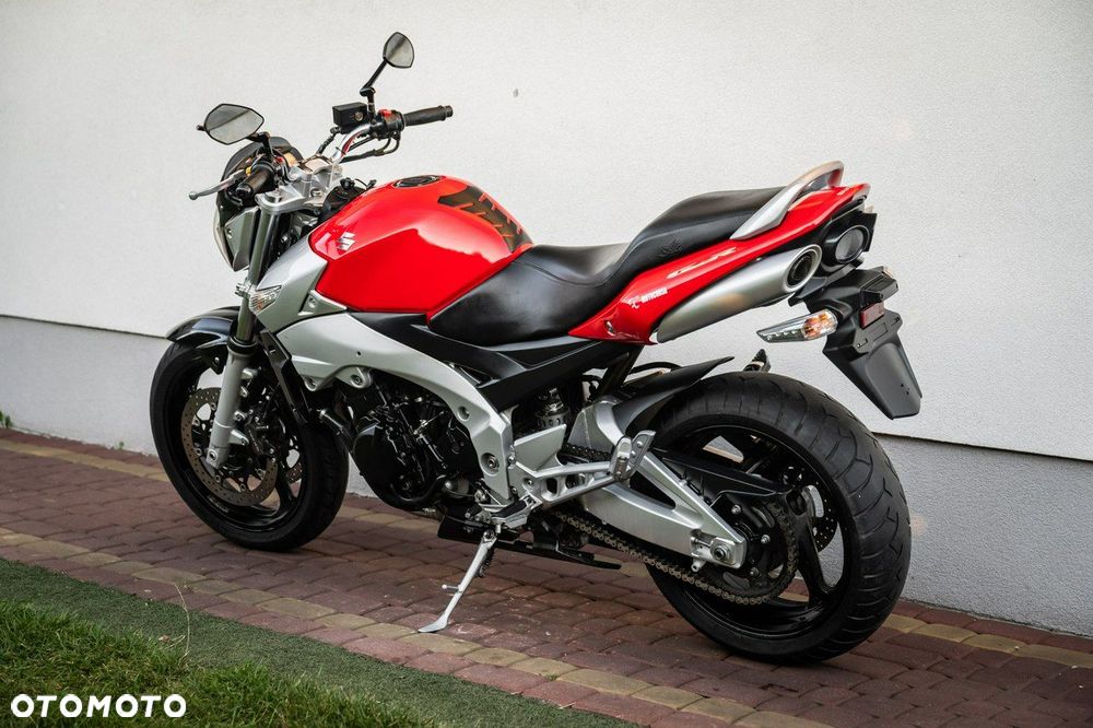 Suzuki GSR - 4
