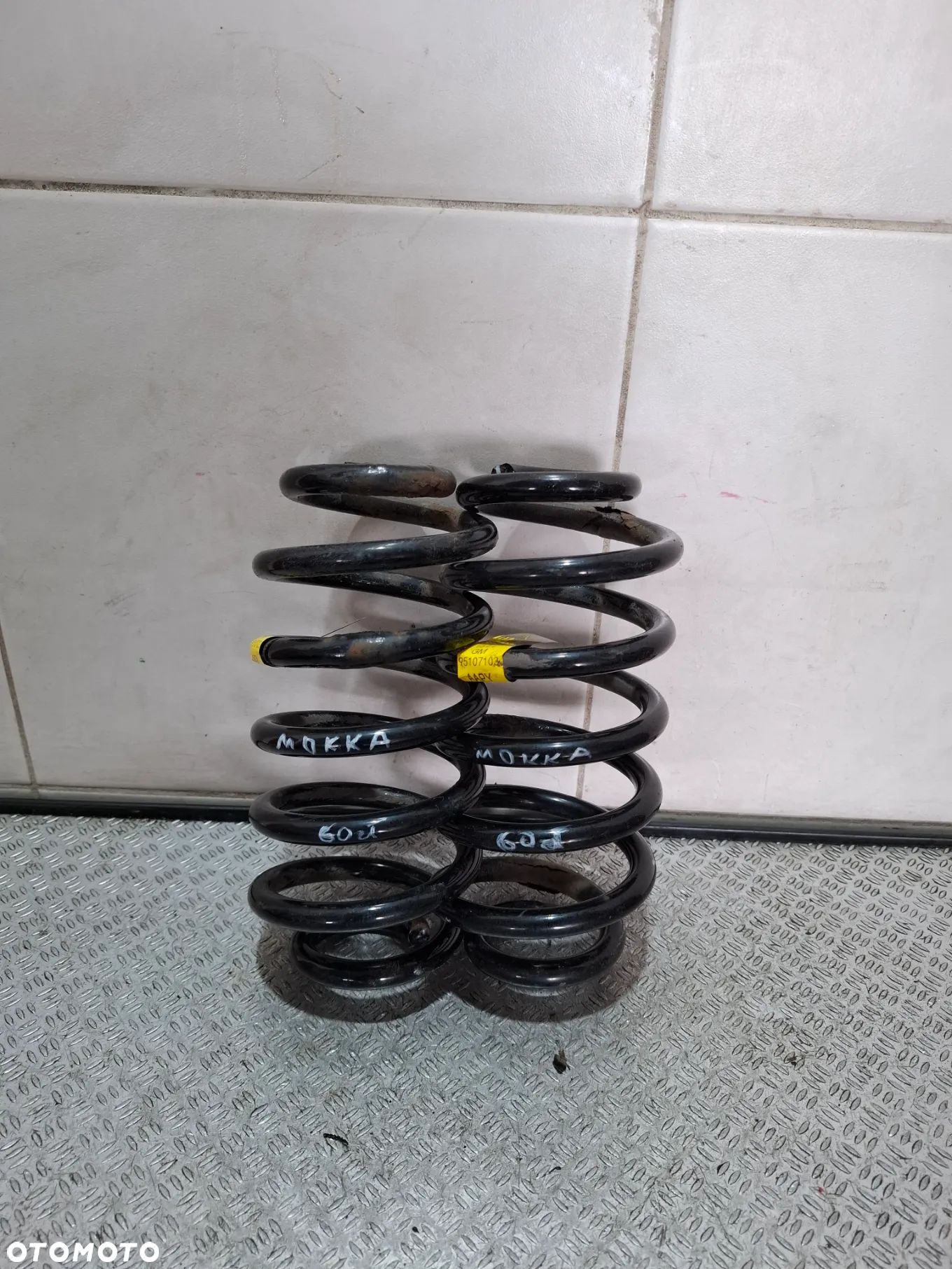Sprężyny zawieszenia komplet Opel Mokka A nr 95107103 - 1