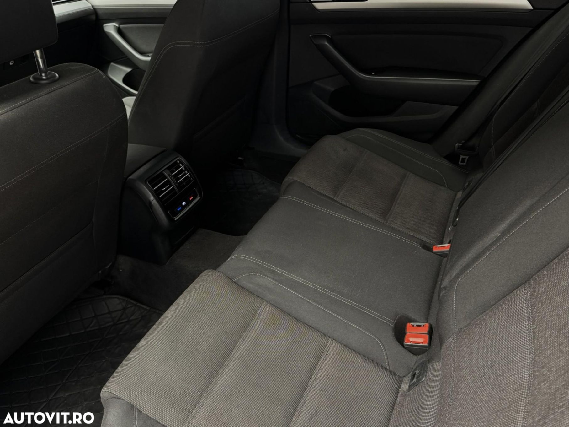 Volkswagen Passat - 12