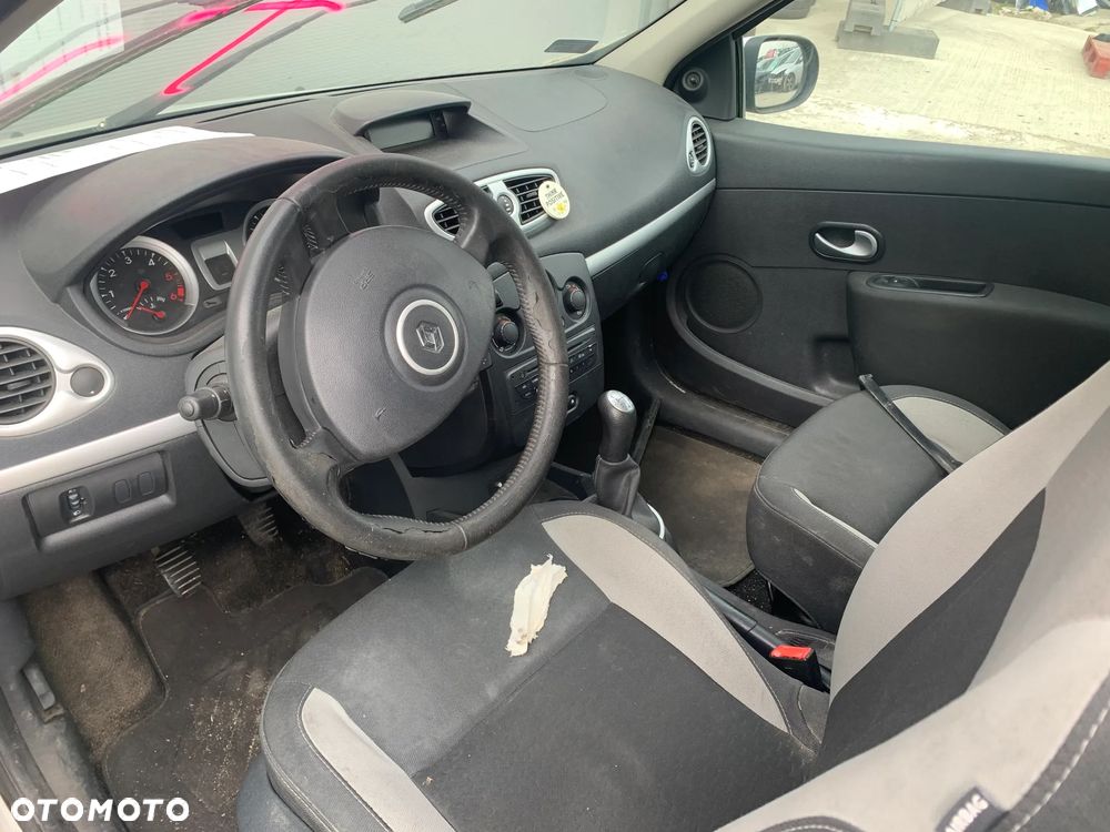 RENAULT CLIO 2010 *SAMOCHÓD NA CZĘŚCI* 4533 MASKA, LAMPA, DRZWI, LUSTERKO, ZDERZAK, GRILL, BŁOTNIK, KLAPA, BELKA, DESKA, FOTELE, KANAPA, ĆWIARTKA KIEROWNICA, TARCZE, ZACISKI, ZAWIESZENIE, KOMPLETNY PRZÓD, KOMPLETNY TYŁ, LICZNIK, ZEGARY, PRAWE LEWE PRZÓD TYŁ - 5