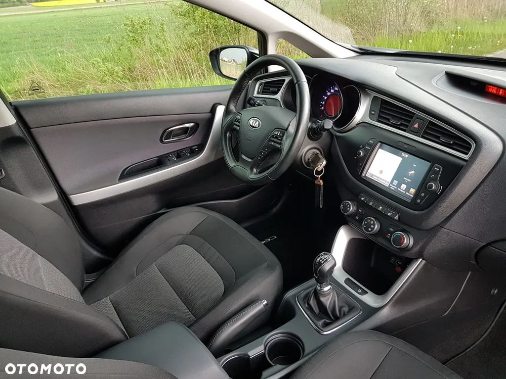 Kia Ceed 1.6 CRDi 136 ISG Dream-Team Edition - 28