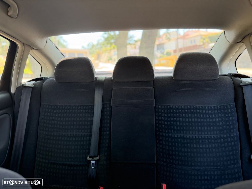 VW Passat 1.9 TDi Confortline - 11