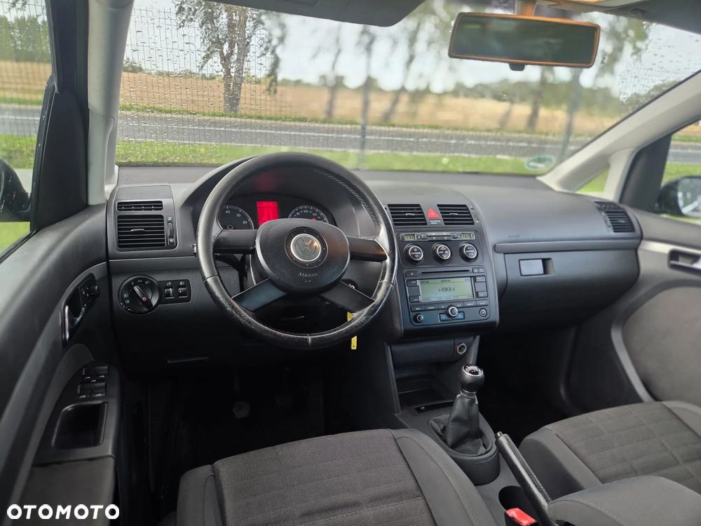 Volkswagen Touran - 12