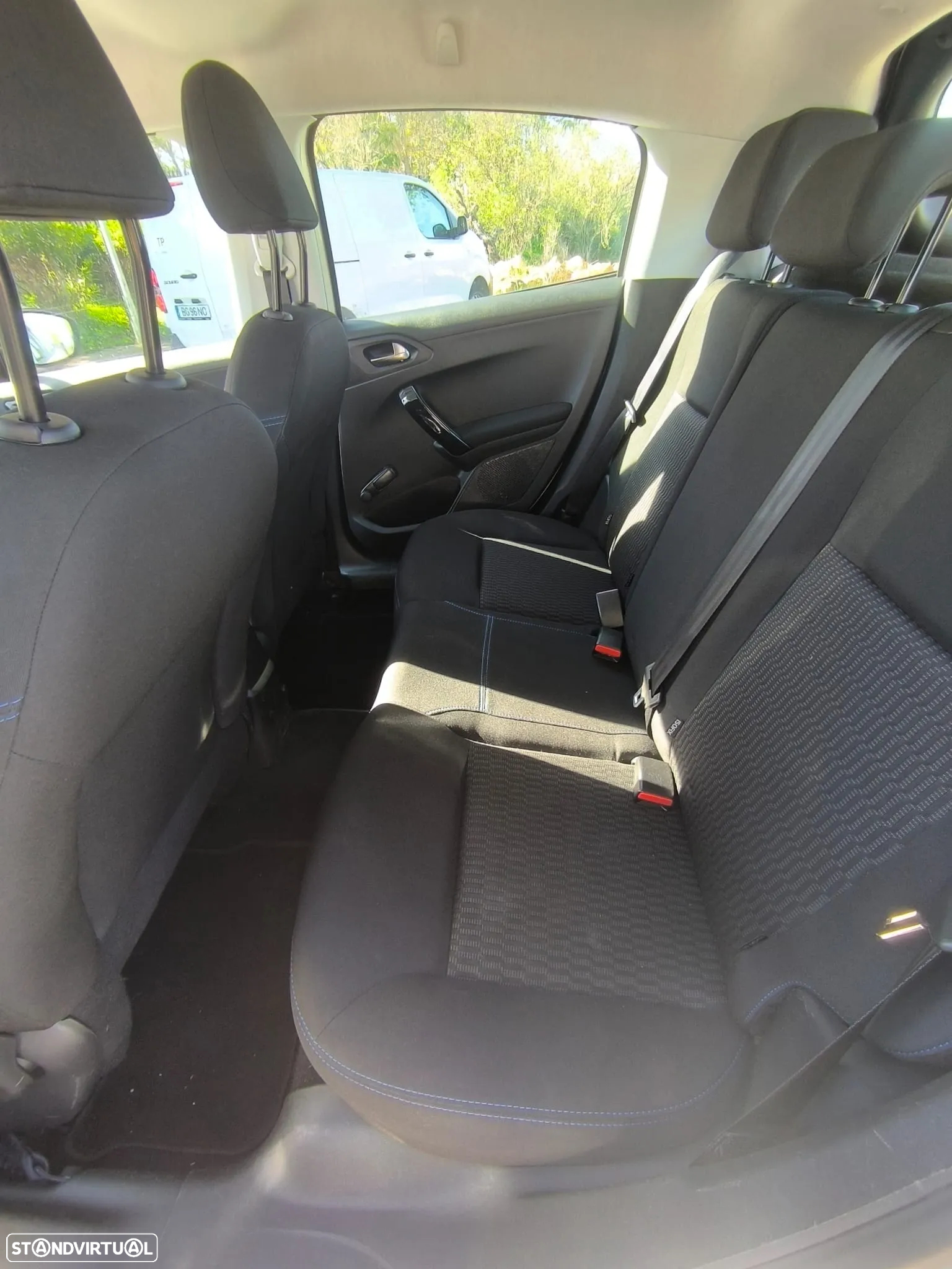 Peugeot 208 1.2 PureTech Signature - 13
