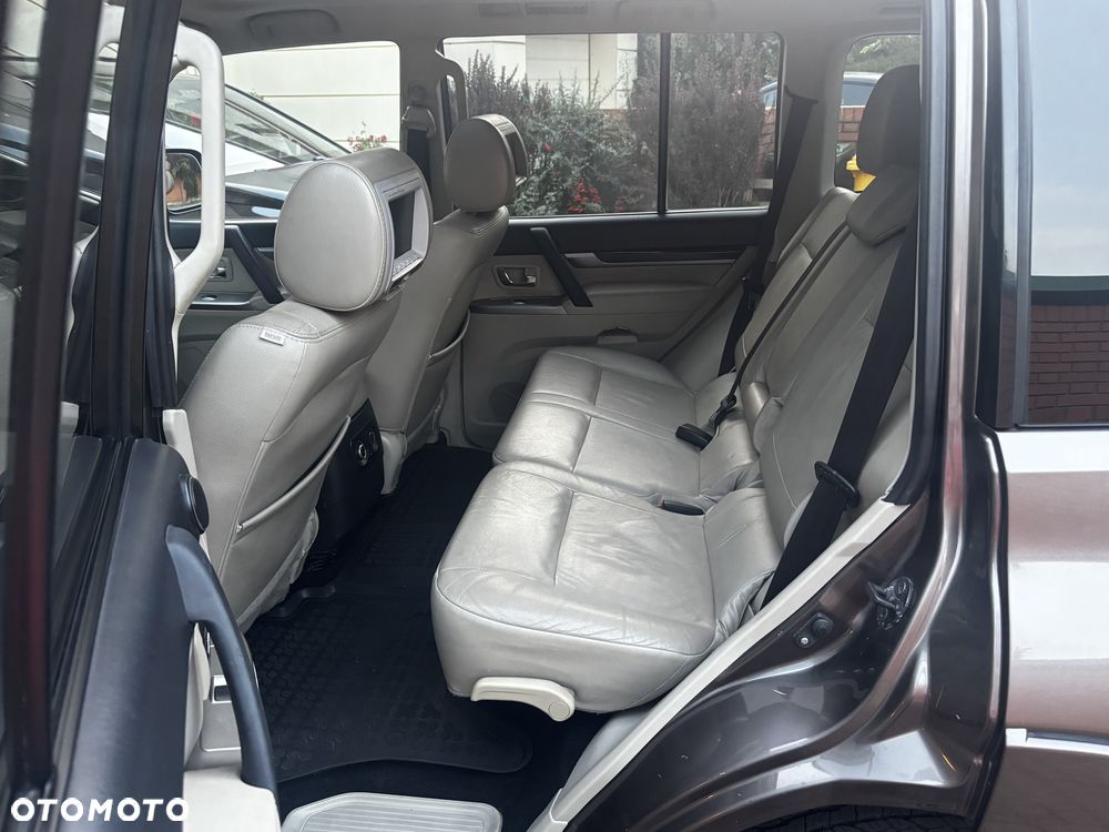 Mitsubishi Pajero - 16