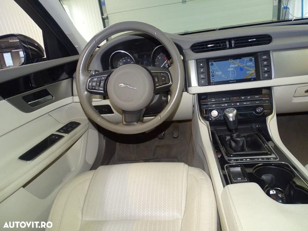 Jaguar XF 20d RWD E-Performance Prestige - 36