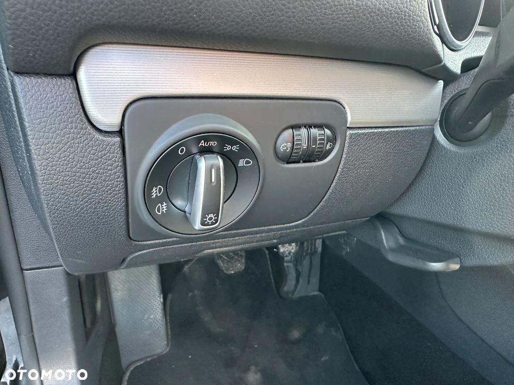 Volkswagen Golf 1.6 TDI DPF BlueMotion - 17