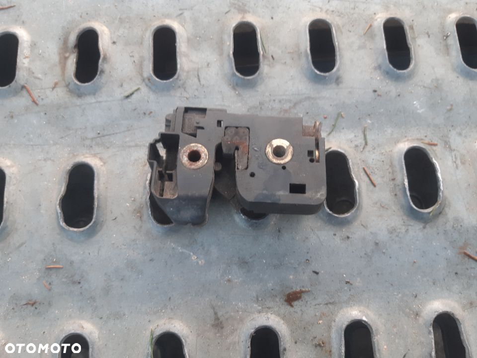 Zamek klapy tył vw t4 701829211 - 3