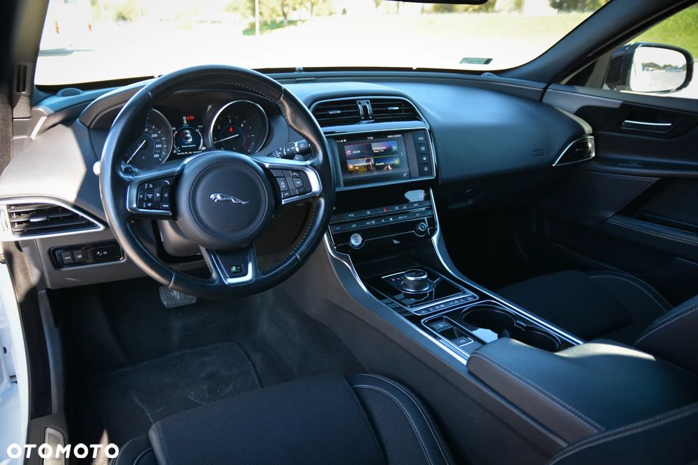 Jaguar XE 2.0 D R-Sport - 29