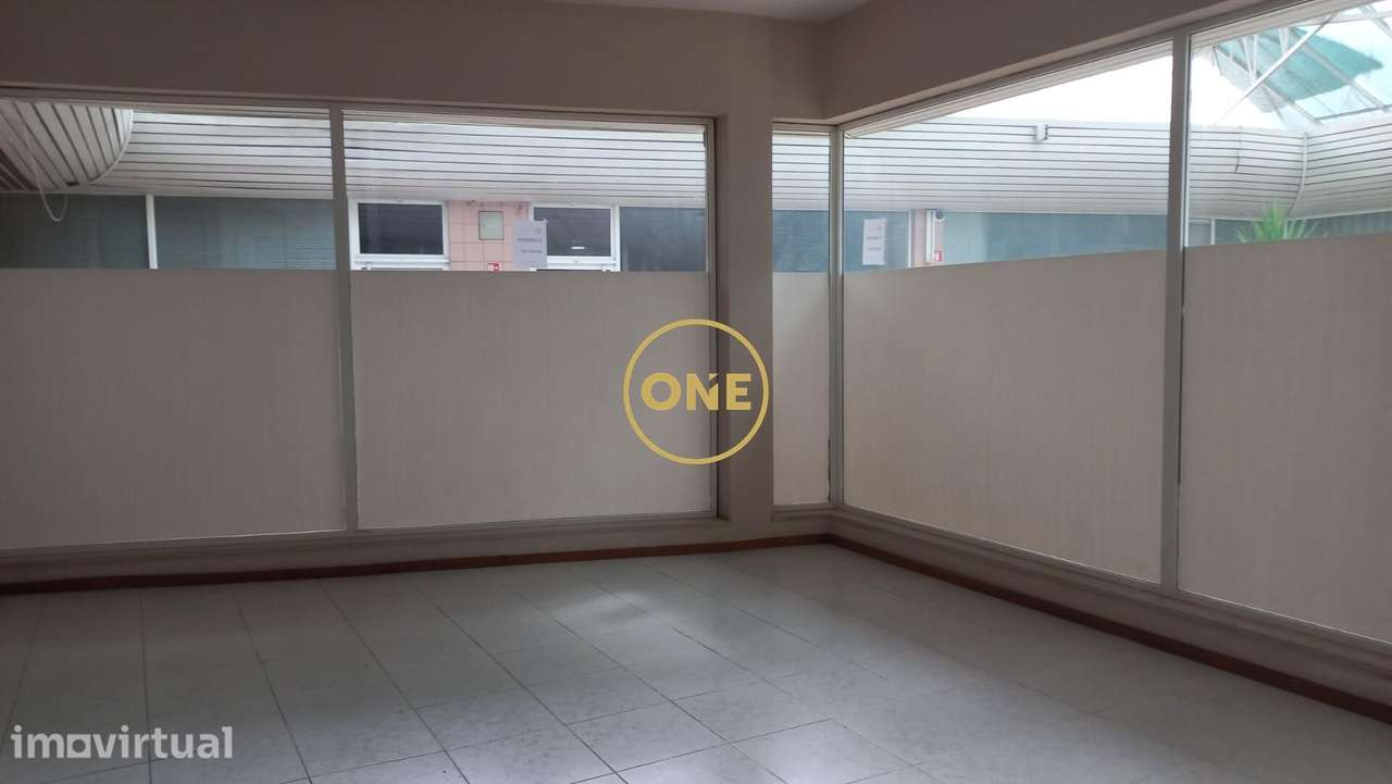 Loja para arrendamento, com 47m2, Wc próprio, boa montra - Grande imagem: 2/10