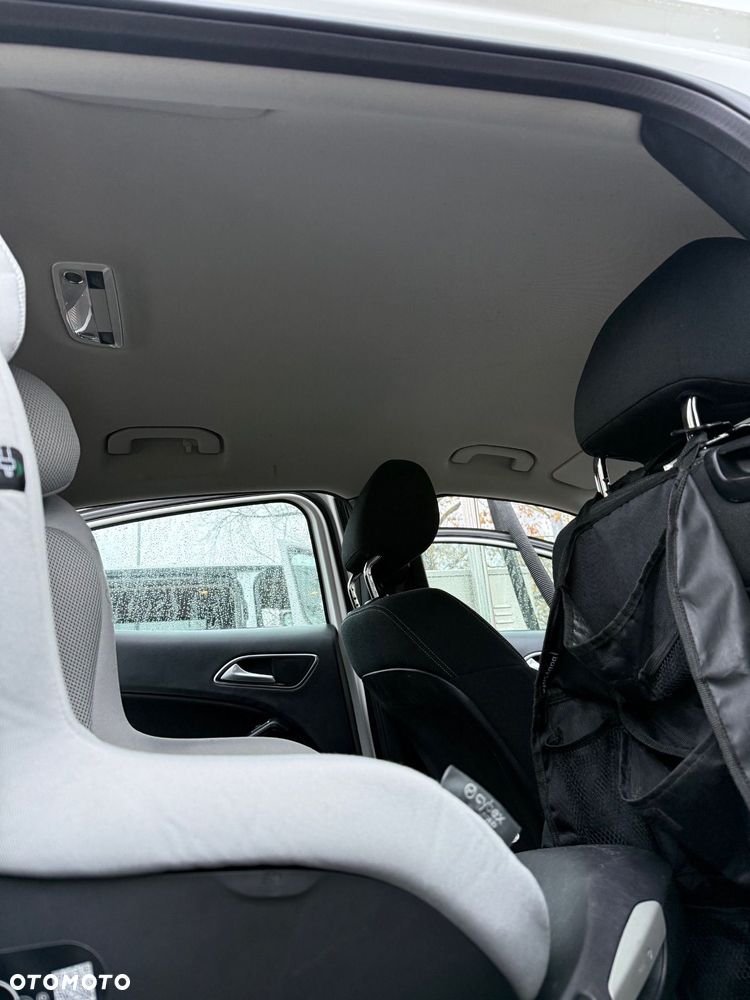 Mercedes-Benz GLA 180 7G-DCT - 13