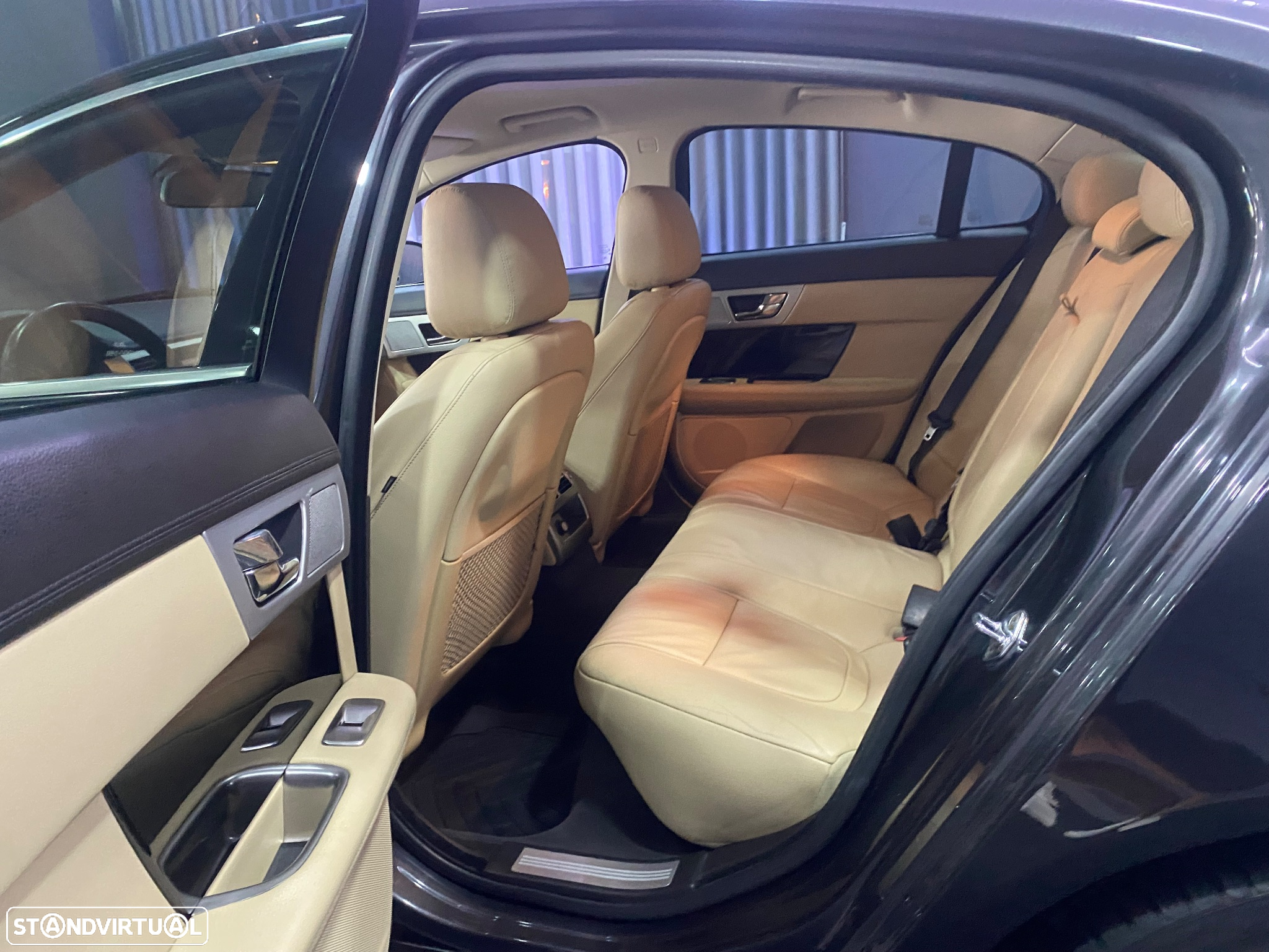 Jaguar XF 2.2 D R-Sport - 27